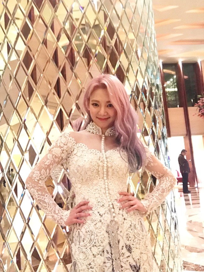 “Saya senang banget. Mau bertemu lagi. Terima kasih!” tulis Hyoyeon SNSD sebagai caption fotonya. Kini penggemar bernostalgia dengan penampilannya dan menyebut sang idol KPop cocok ikut upacara 17 Agustus di Istana Negara. Foto: dok. Instagram @hyoyeon_x_x