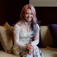 Kebaya tersebut dirancang dengan kerah model shanghai yang dihiasi payet. Sementara bagian tengahnya ada tambahan kancing mutiara putih berderet memanjang. Foto: dok. SM Entertainment