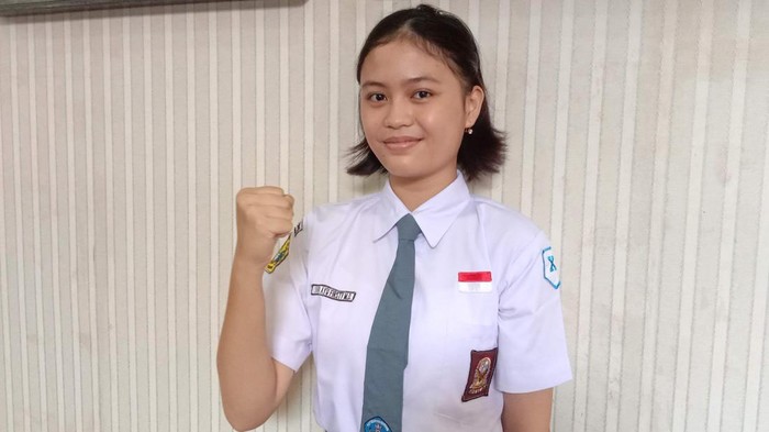 I Dewa Ayu Firsty Meita Dewanggi menjadi pembawa baki bendera Merah Putih saat upacara Kemerdekaan RI, saat ditemui di Pendapa Kudus, pada 6 Juni 2022.