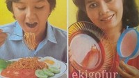 Populer sejak zamannya, beberapa produk memang menawarkan hadiah piring dan alat makan lainnya. Salah satunya Mi goreng rasa Rendang Ayam yang satu ini. Foto: Instagram/ekigofur