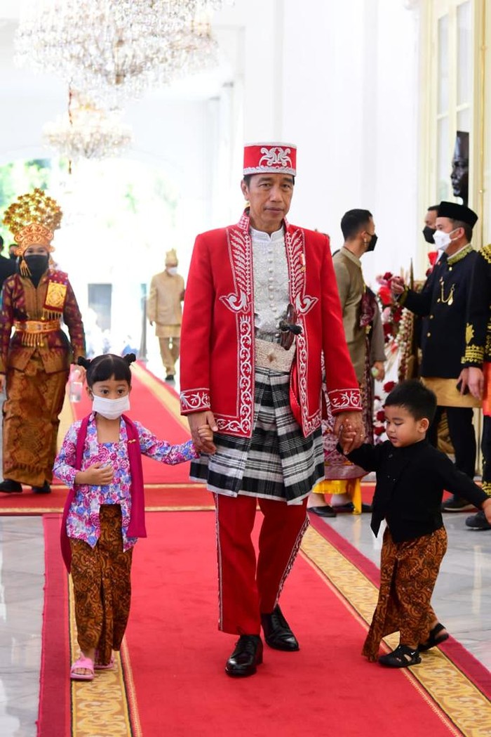 Jokowi Bersama Sedah Mirah dan Penembahan Al Nahya (Foto: Muchlis Jr - Biro Pers Sekretariat Presiden) Jokowi Bersama Sedah Mirah dan Penembahan Al Nahya (Foto: Muchlis Jr - Biro Pers Sekretariat Presiden)