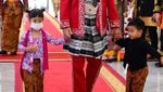 Imutnya 2 Cucu Jokowi Berbaju Adat di Momen HUT Ke-77 RI