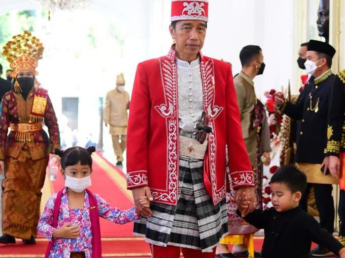 Jokowi Bersama Sedah Mirah dan Penembahan Al Nahya (Foto: Muchlis Jr - Biro Pers Sekretariat Presiden)