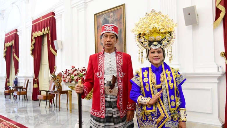 Jokowi dan Iriana Saat Upacara HUT ke-77 RI Jokowi dan Iriana Saat Upacara HUT ke-77 RI Memakai Baju Adat Buton