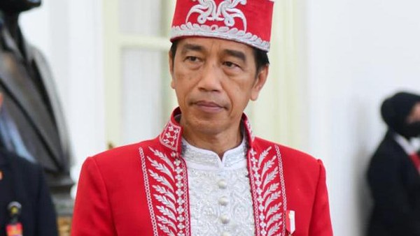 Potret Jokowi Pakai Baju Adat Dolomani Buton di Upacara HUT ke-77 RI