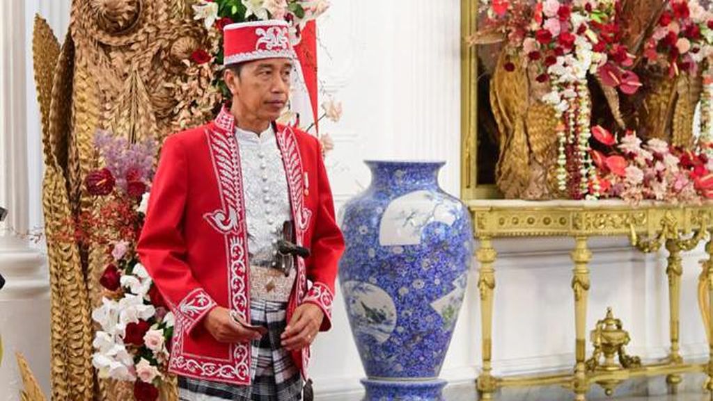 Pesan Penting Jokowi di Balik Pakai Baju Adat Saat HUT RI