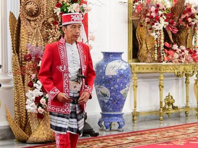 6 Potret Jokowi Kenakan Baju Adat Dolomani Saat Upacara HUT ke-77 RI