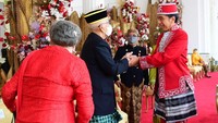 Jokowi diketahui memang kerap mengenakan baju adat dalam tiap perayaan HUT kemerdekaan RI. Di mana pakaian adat yang dikenakan setiap tahunnya selalu berbeda.