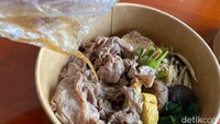 Menu sukiyaki ala Jepang yang menggunakan daging wagyu dari Australia lengkap dengan lauk silky tofu, tamagoyaki, jamur hingga shirataki. Kuahnya disajikan terpisah, dan datang masih dalam keadaan hangat. Foto: detikFood