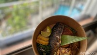 Dilanjut dengan menu Sumiyaki Saba Shio, sajian ikan makarel dari Hotaru Deli yang dikirim langsung dari Jepang. Lengkap dengan lauk  korokke, chicken karaage, hingga tamagoyaki yang lembut. Foto: detikFood