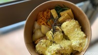 Terakhir ada Chicken Nanban, menu bento premium dengan porsi melimpah yang bisa disantap hingga 1-3 orang. Potongan chicken karaage besar, disajikan dengan saus tartar homemade di sini. Foto: detikFood