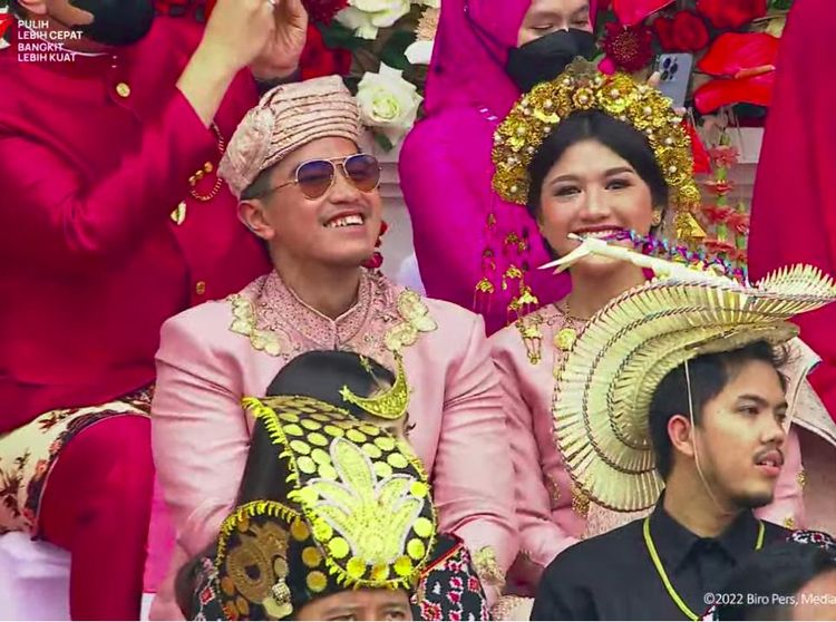 Serasi! Erina Gudono Dampingi Kaesang Pangarep di Istana