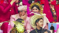 Sesekali Kaesang membisikan sesuatu ke arah Erina Gudono. Foto: dok. Channel YouTube Sekretariat Presiden