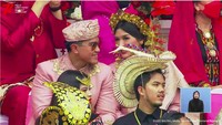 Kaesang Pangarep dan Erina Gudono serasi memakai baju adat Sumatera Barat berwarna peach. Foto: dok. Channel YouTube Sekretariat Presiden