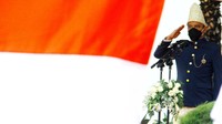Wakil Direktur Utama Bank BTN Nixon LP Napitupulu menjadi inspektur Upacara Pengibaran Bendera dalam rangka HUT Kemerdekaan RI ke-77 di Kantor Pusat Bank BTN, Jakarta, Rabu (17/8).