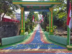 Warga Gresik Meriahkan HUT ke-77 RI dengan Hias Kampung Jadi Warna-warni