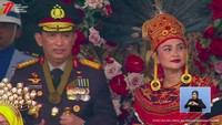 Kapolri Jenderal Listyo Sigit Prabowo juga ikut berjoget ketika mendengar lantunan lagu Ojo Dibandingke. Sigit joget di tempatnya duduk.