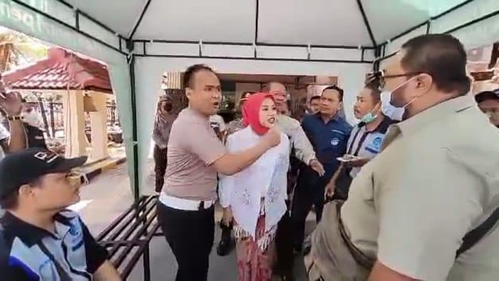 Kasat Lantas Madiun Kota AKP Dwi Jatmiko dan istrinya cekcok dengan wartawan