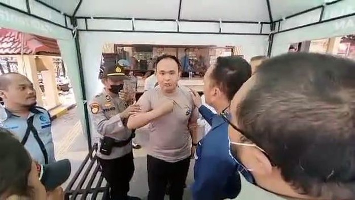 Kasat Lantas Polres Madiun AKP Dwi Jatmiko saat cekcok dengan wartawan