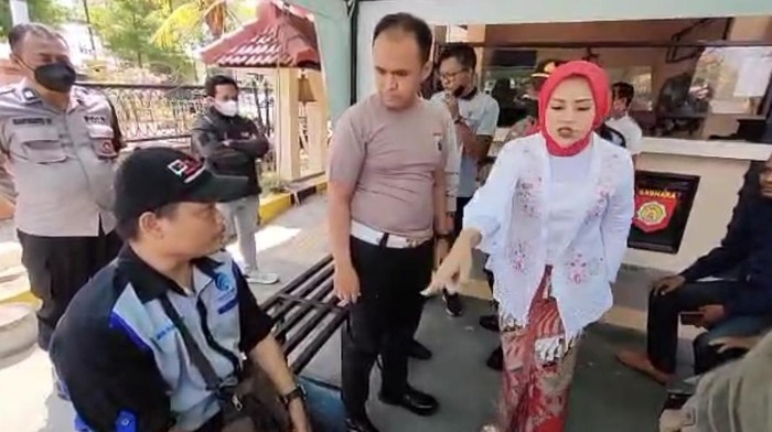 Kasatlantas Polres Madiun Kota AKP Dwi Jatmiko dan istrinya marah ke wartawan
