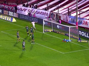 Video: Apes, Aksi Kiper Ini Malah Bantu Bola Masuk Gawang Sendiri