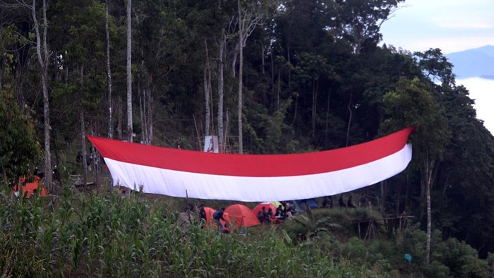 Kelompok Pecinta Alam (KPA) Kalpataru Sulawesi Barat (Sulbar), menggelar upacara dalam rangka HUT ke-77 RI di Puncak Kawasan Wisata Alam Bukit Anugrah, Kabupaten Polewali Mandar (Polman).