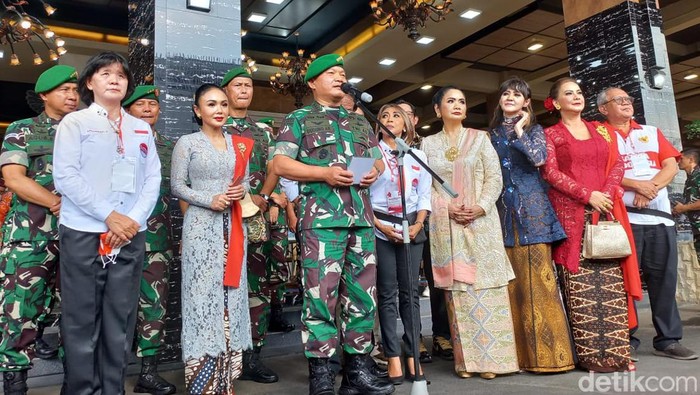 KSAD Jenderal TNI Dudung Abdurachman dan sejumlah musisi menyanyikan Satria Indonesia.