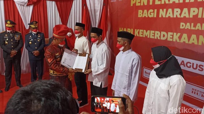 Lembaga Pemasyarakatan (Lapas) Kelas I Makassar, Sulawesi Selatan (Sulsel) memberikan remisi terhadap 554 narapidana (napi) di perayaan HUT ke-77 RI.
