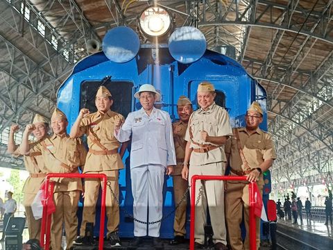 Lokomotif tertua di Indonesia, Bon-bon dan Djoko Kendil, dijalankaj kembali dalam momen HUT ke-77 RI.