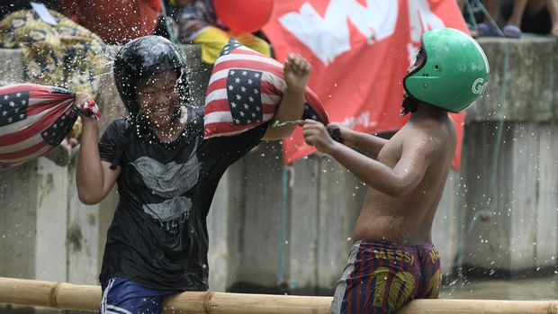 Dua orang bocah mengikuti lomba pukul bantal di Harapan Mulya, Bekasi, Jawa Barat, Rabu (17/8/2022). Lomba tersebut untuk merayakan HUT ke-77 Kemerdekaan RI setelah dua tahun tidak dilaksanakan kareana adanya pandemi COVID-19  ANTARA FOTO/ Fakhri Hermansyah/hp.