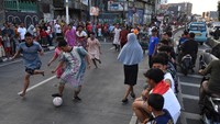 Warga RW 07 Kampung Melayu mengikuti lomba sepak bola daster di Jalan Raya Jatinegara, Jakarta Timur, Rabu (17/8/2022). (Indrianto Eko Suwarso/Antara)