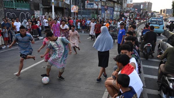 Warga RW 07 Kampung Melayu mengikuti lomba sepak bola daster di Jalan Raya Jatinegara, Jakarta Timur, Rabu (17/8/2022). (Indrianto Eko Suwarso/Antara)