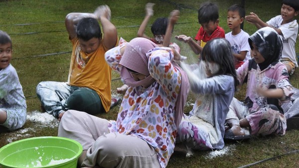 Anak-anak kompak mengikuti lomba estafet memindahkan tepung di Perum Makmur Jaya 3, Drangong, Serang, Banten, Rabu (17/8/(Asep Fathulrahman) Anak-anak kompak mengikuti lomba estafet memindahkan tepung di Perum Makmur Jaya 3, Drangong, Serang, Banten, Rabu (17/8/(Asep Fathulrahman)