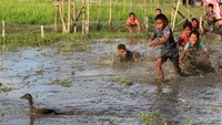 Meriah Banget Lomba 17an di Berbagai Daerah: Gebuk Guling sampai Kejar Bebek