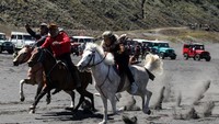 Joki memacu kudanya ketika mengikuti lomba pacuan kuda di kawasan Gunung Bromo, Probolinggo, Jawa Timur, Rabu (17/8/2022). (Umarul Faruq/Antara)