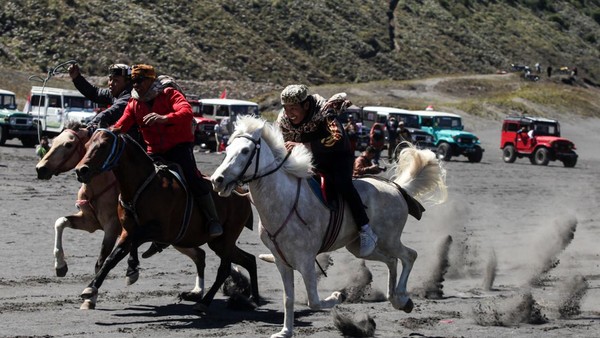 Joki memacu kudanya ketika mengikuti lomba pacuan kuda di kawasan Gunung Bromo, Probolinggo, Jawa Timur, Rabu (17/8/2022). (Umarul Faruq/Antara) Joki memacu kudanya ketika mengikuti lomba pacuan kuda di kawasan Gunung Bromo, Probolinggo, Jawa Timur, Rabu (17/8/2022). (Umarul Faruq/Antara)