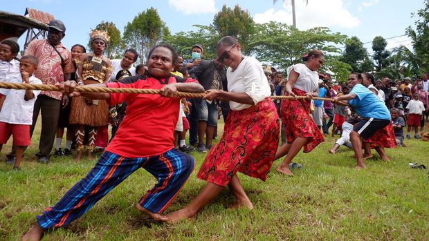 Sejumlah warga mengikuti lomba tarik di kampung Workwana, Distrik Arso, Keerom, Papua, Selasa (16/8/2022). Kegiatan lomba tersebut digelar dalam rangka memeriahkan dan menyambut HUT Ke-77 Kemerdekaan Republik Indonesia. ANTARA FOTO/Sakti Karuru/foc.