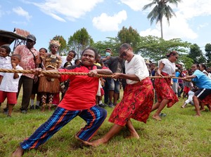 6 Lomba 17 Agustus untuk Ibu-ibu di Desa, Heboh dan Seru