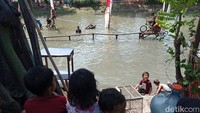 Selain kepruk bantal, juga ada lomba sepeda di atas air. Warga harus bisa menyeberangi sungai dengan sepeda. Jalannya cuma sebilah bambu. Dibutuhkan ketangkasan dan keseimbangan di lomba ini.