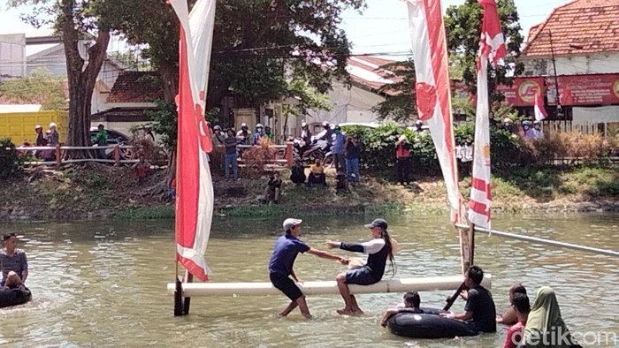 Lomba kepruk guling Dinoyo Surabaya