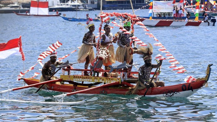Nelayan mengikuti lomba perahu hias di Teluk Humbolt, Kota Jayapura, Papua, Selasa (16/8/2022). Lomba yang diikuti 68 perahu nelayan tersebut digelar untuk memeriahkan peringatan Hari Ulang Tahun (HUT) ke-77 Republik Indonesia. ANTARA FOTO/Gusti Tanati/app/foc.