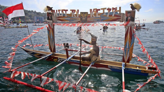 Nelayan mengikuti lomba perahu hias di Teluk Humbolt, Kota Jayapura, Papua, Selasa (16/8/2022). Lomba yang diikuti 68 perahu nelayan tersebut digelar untuk memeriahkan peringatan Hari Ulang Tahun (HUT) ke-77 Republik Indonesia. ANTARA FOTO/Gusti Tanati/app/foc.