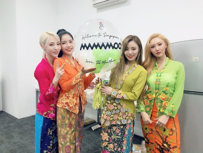 MAMAMOO memakai kebaya
