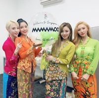 Namun penampilan MAMAMOO berkebaya di Singapura sempat memicu perdebatan di tengah netizen Indonesia, Malaysia, dan Brunei Darussalam karena kesamaan baju tradisional di masing-masing negara. Foto: dok. Twitter @rbw_mamamoo
