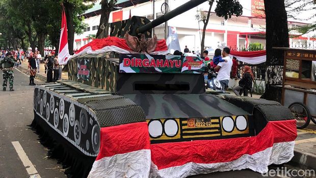 Kopassus menggelar karnaval dalam rangka memperingati HUT ke-77 Republik Indonesia. Kegiatan tersebut diikuti oleh anak-anak hingga orang dewasa. Begini keseruannya, Rabu, 17/8/2022.