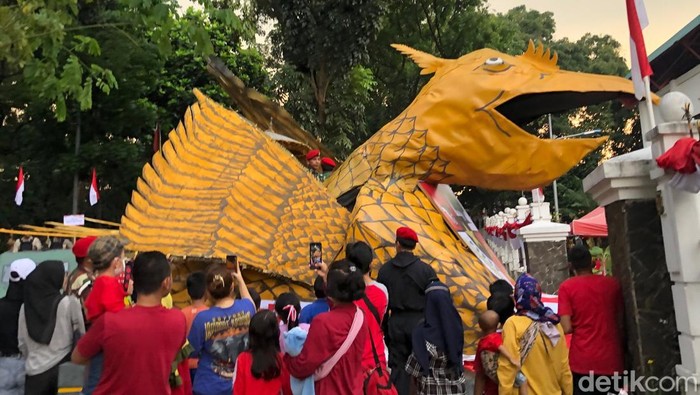 Marching Band hingga Kendaraan Hias Semarakkan Karnaval HUT RI di Cijantung Kopassus menggelar karnaval dalam rangka memperingati HUT ke-77 Republik Indonesia. Kegiatan tersebut diikuti oleh anak-anak hingga orang dewasa. Begini keseruannya, Rabu, 17/8/2022.