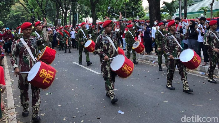 Marching Band hingga Kendaraan Hias Semarakkan Karnaval HUT RI di Cijantung Kopassus menggelar karnaval dalam rangka memperingati HUT ke-77 Republik Indonesia. Kegiatan tersebut diikuti oleh anak-anak hingga orang dewasa. Begini keseruannya, Rabu, 17/8/2022.