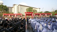 Para tamu undangan tampak mengenakan pakaian kebaya dan batik.  