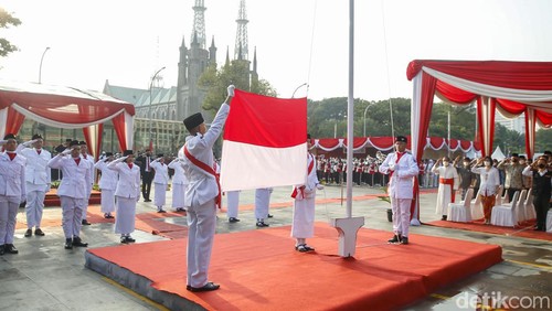Sejumlah masyarakat mengikuti upacara peringatan HUT ke-77 RI di halaman Masjid Istiqlal, Jakarta, Rabu (17/8/2022).