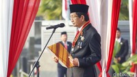 Terlihat Imam Besar Nazaruddin Umar bertindak sebagai inspektur upacara. 